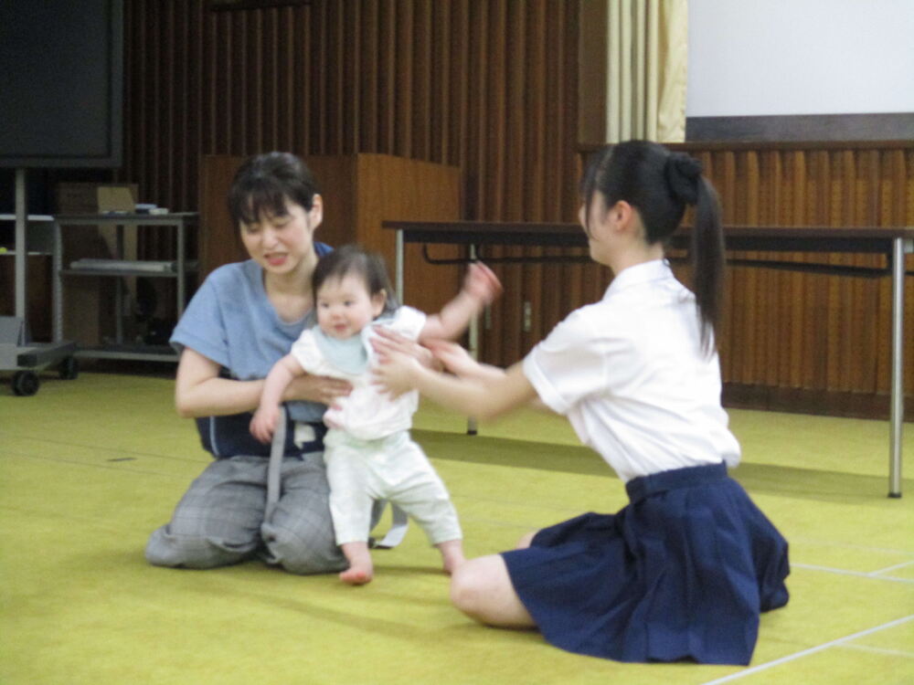 ３